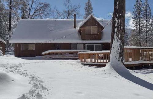 Springville House | Sequoia Retreat- Spacious Cabin, Hot tub, & Sundeck