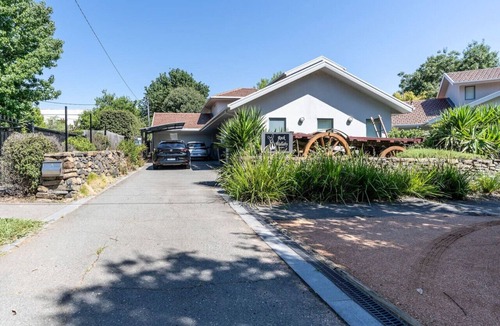 Griffith Apartment | Serene 2BR House near the heart of Kingston