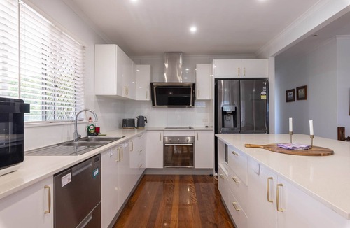 Boondall House | Serene Loft- Close to airport (Free garage parking)