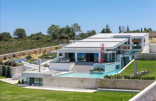 Chania Villa | Serene Retreat with Maid Service, 140 m2 pool, Hot tub, Sauna & Gym: by etouri