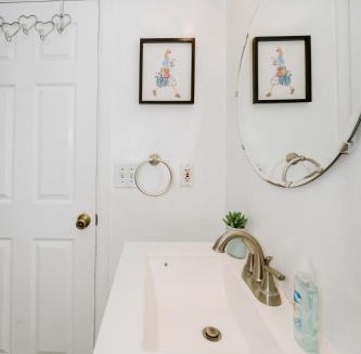 Silver Lake Apartment | Serene Silver Lake 1 bedroom 1 bathroom Back house With Private Backyard