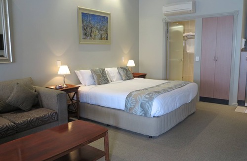 Wynnum West Hotel | Shangri La Gardens