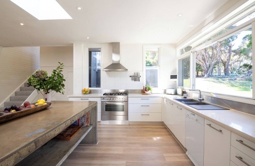 Shoreham House | Shoreham Luxury Beach Escape – Sleep up to 16! With Pool, privacy & Wineries