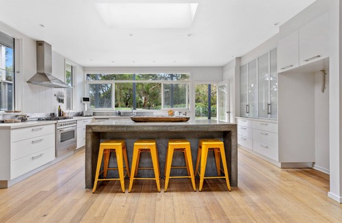 Shoreham House | Shoreham Luxury Beach Escape – Sleep up to 16! With Pool, privacy & Wineries