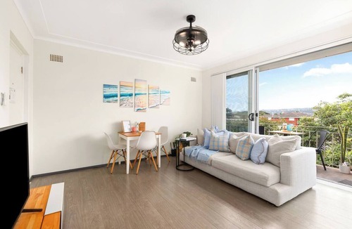 Dee Why Apartment | Shoreleaf Haven Moments from Waves and Seaside Eats