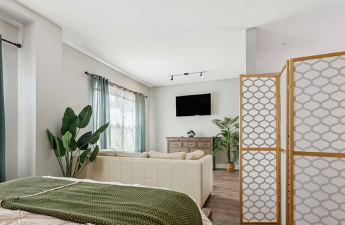 East Village Condo | Shoreline Zen - 7 Day Min. - 2 Bed/1.5 Bath 1800sqft Loft - Beach