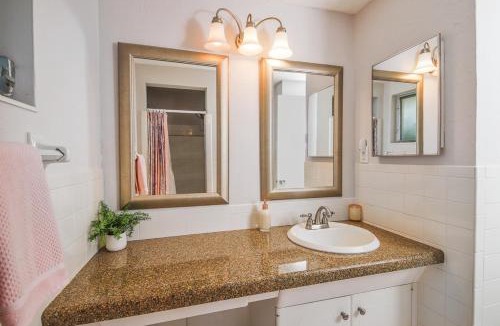 Gulf Gate Estates House | Siesta Sol Art Bungalow- 2 miles to Siesta Key!