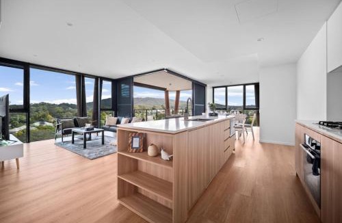 Indooroopilly Apartment | SkyHigh Retreat view and Shopping at Your Doorstep