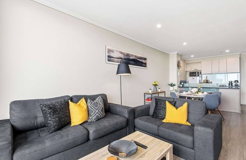 Southbank Apartment | Skyline Escape Melbourne| Pool,Gym & Walk to Crown