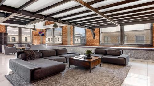 Historic Core House | Skyline Lofts by AvantStay: a multi-level industrial-chic retreat in DTLA with rooftop views soaring ceilings steps to dining music culture