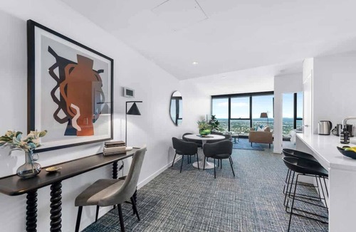 Brisbane Central Business District Apartment | SkyRise Style! 1Bed/1Bath/1Car/VIEWS! ~ CBD