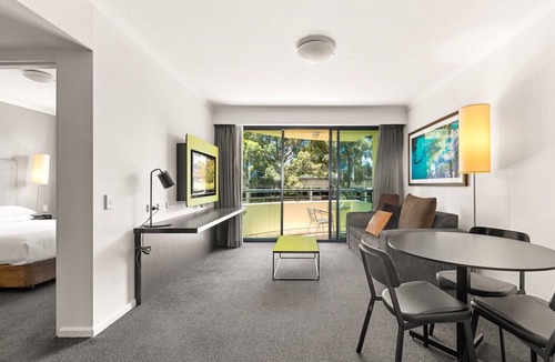 Parramatta Apartment | Sleek 1-Bed by Jubilee Park with Pool
