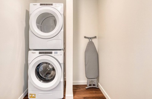 East Village Apartment | Sleek Long Beach 1BR, w/ Gym & Pool
