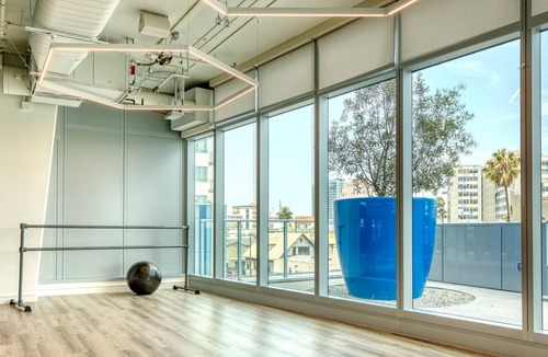 East Village Apartment | Sleek Long Beach 1BR, w/ Gym & Pool