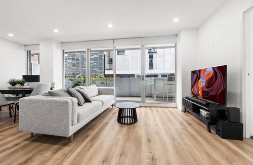 South Yarra Apartment | Sleek South Yarra 2-Bed with Alfresco Dining