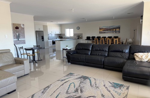 Moonta Bay House | Sleeps 14 - 3 minute walk to beach, 5 minute drive to "The Dunes" Golf Course