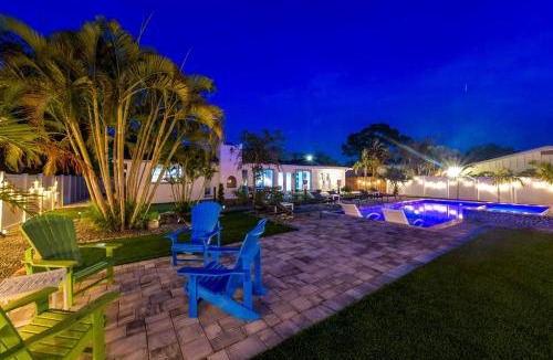 Bradenton House | Sleeps 16 Tropical Pool House with Spa near Beach