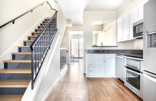 San Jose Apartment | Smart Santana Row 2BR w/Gym, Pool, nr. Googleplex Campus, by Blueground