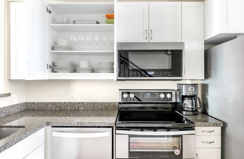 San Jose Apartment | Smart Santana Row 2BR w/Gym, Pool, nr. Googleplex Campus, by Blueground