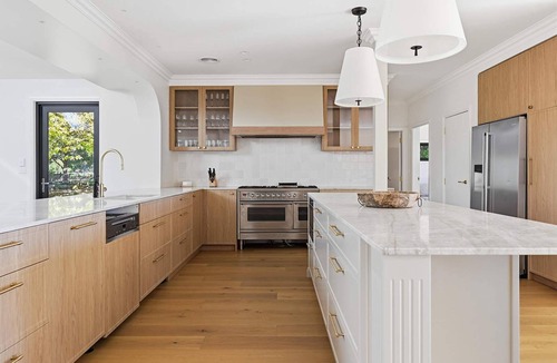 Canobolas House | Snowline. Pool, Spa & Tennis Court. Orange Wine Country.