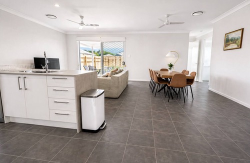Warner House | Solara Retreat | Modern 4BR Home with Backyard