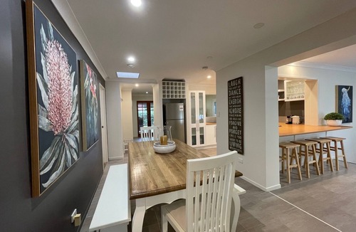 Somerset Dam House | Somerset Dam Retreat - Relax & unwind. Sleeps 10