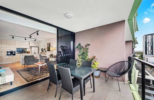 South Brisbane Apartment | South Bank Living! ~ 1Bed, 1Bath, 1Car, Balcony