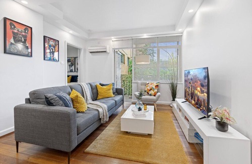 South Yarra Apartment | South Yarra Sleek: Urban Pad