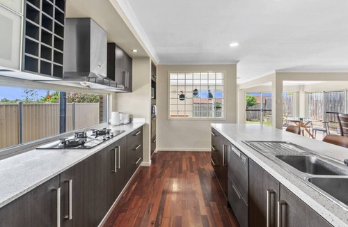 Sunnybank Hills House | Spacious 2-Storey 4BR House–Family Friendly
