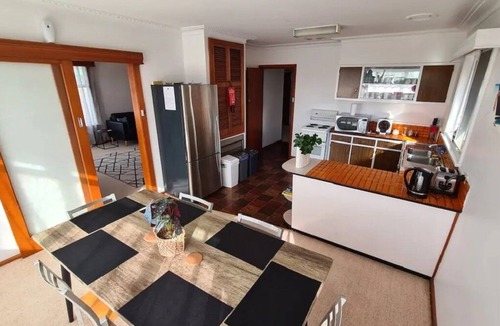 Wendouree House | Spacious 3 Bedroom home near Sporting Facilities, Lake, Shops & Grammar
