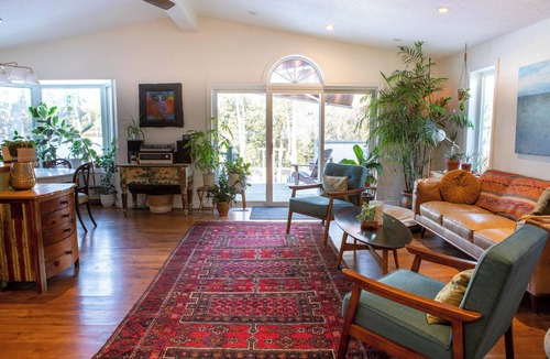 Elora House | Spacious 4 Bdrm Riverfront Home in the Heart of Elora: 8 min walk to the Mill!