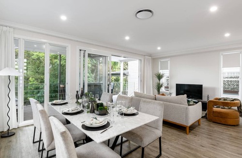 Bardon House | Spacious 4-Bedroom Bardon Retreat Across 2 Levels