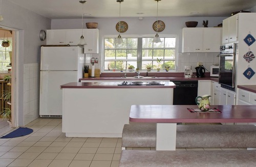 Williams Town House | Spacious 4-Bedroom Villa, on a Lovely Waterway, with Beach and Ocean Views
