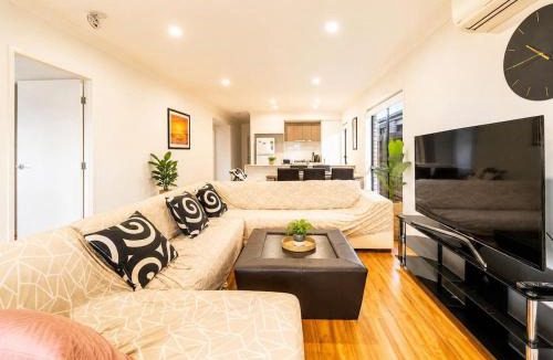 Logan Reserve House | Spacious 4B Near Logan with Parking