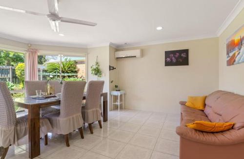 Forest Lake House | Spacious 4BR family retreat near mall at Forest Lake