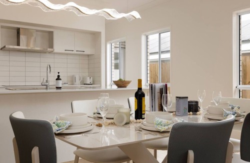 Greenbank House | Spacious 4BR Modern Home by Parks & Forest