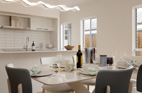 Greenbank House | Spacious 4BR Modern Home by Parks and Forest