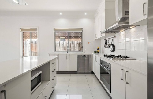 Gungahlin House | Spacious 5 Bedroom Family Retreat in Franklin