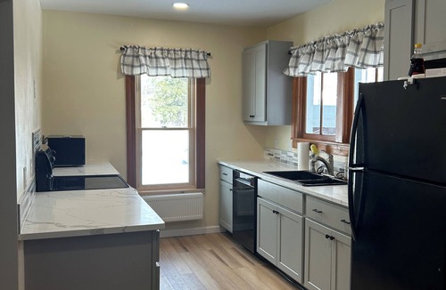 Fair Haven House | Spacious 5-bedroom house, WiFi, AC, 1 block from Lake & Main St.