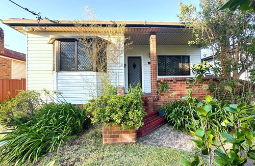Revesby House | Spacious 5BR Family Home/2 Free Parking/Walk to Train & Shops