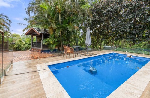 Shailer Park House | Spacious 5BR Pool Home｜BBQ & Outdoor Entertaining