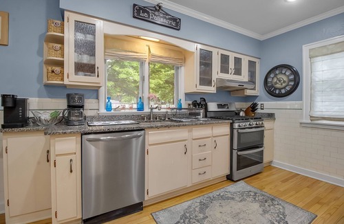 Lake Erie Beach House | Spacious 7-bedroom house in marvelous Angola on the Lake with AC