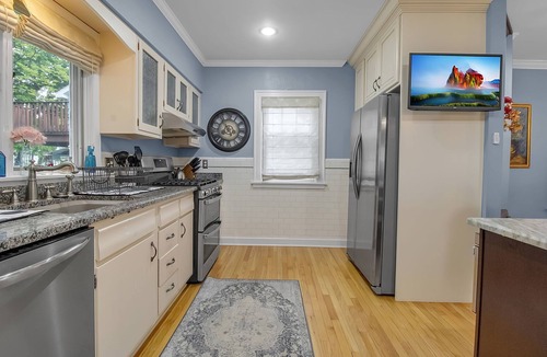 Lake Erie Beach House | Spacious 7-bedroom house in marvelous Angola on the Lake with AC
