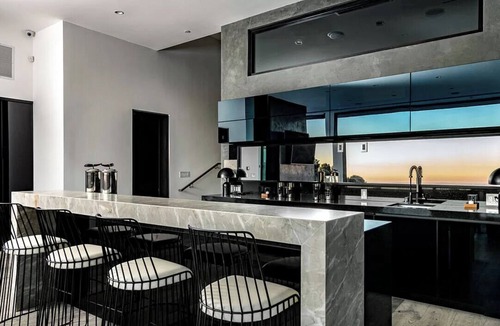 Bel Air House | Spacious 8-bedroom house in awesome Los Angeles with WiFi, AC, fitness room