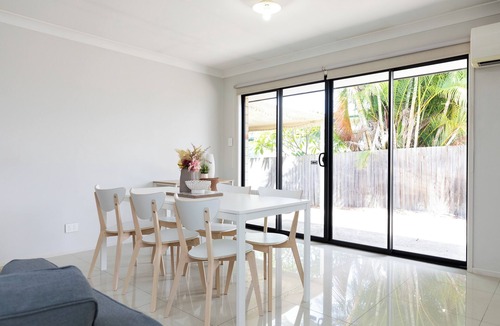 Acacia Ridge Apartment | Spacious Acacia Ridge 3BR | Easy Access | 6AS3