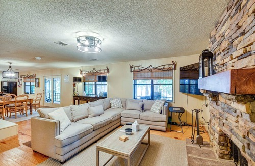 Alexander City House | Spacious Alexander City Retreat w/Private Dock!