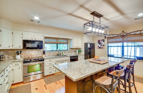 Alexander City House | Spacious Alexander City Retreat w/Private Dock!
