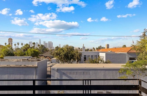 Vernon House | Spacious and modern home in Arts District