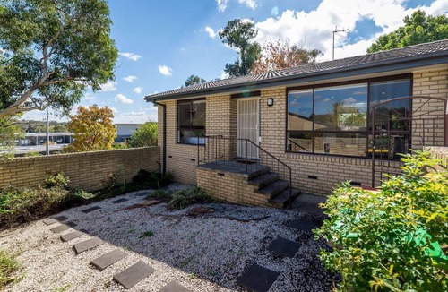 Cook House | Spacious and Restful Holiday Home with Backyard