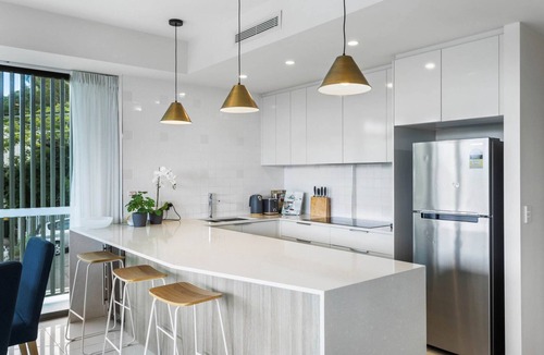 Bulimba Apartment | Spacious and Superb 3-Bed Apartment